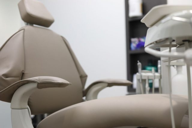 implant dentar pret