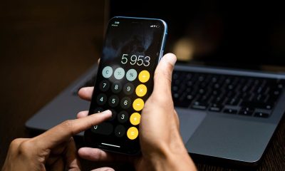 Antreprenor scriind conținut de marketing la un laptop într-un birou mic de afaceri